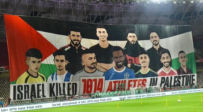Recep Tayyip Erdogan en las gradas durante el partido en Konya