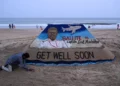 Escultura del artista de arena indio Sudarsan Pattnaik que representa al piloto Smit Machchhar, capitán del vuelo FZ1073 de flydubai, en una playa de Puri, Odisha, el 1 de octubre de 2026.