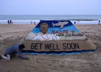 Escultura del artista de arena indio Sudarsan Pattnaik que representa al piloto Smit Machchhar, capitán del vuelo FZ1073 de flydubai, en una playa de Puri, Odisha, el 1 de octubre de 2026.
