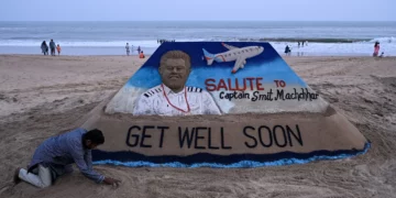 Escultura del artista de arena indio Sudarsan Pattnaik que representa al piloto Smit Machchhar, capitán del vuelo FZ1073 de flydubai, en una playa de Puri, Odisha, el 1 de octubre de 2026.