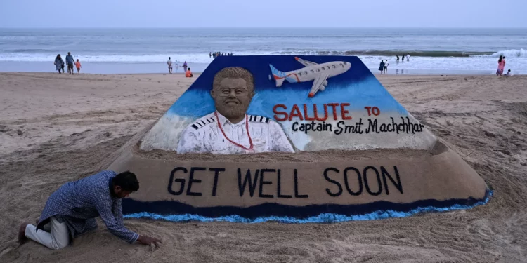 Escultura del artista de arena indio Sudarsan Pattnaik que representa al piloto Smit Machchhar, capitán del vuelo FZ1073 de flydubai, en una playa de Puri, Odisha, el 1 de octubre de 2026.
