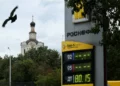 Un ave vuela cerca de un cartel de precios en una gasolinera de Rosneft en Moscú, el 14 de agosto de 2026, durante una escasez de combustible tras ataques ucranianos a refinerías rusas.