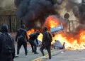 Estudiantes queman basura durante una protesta para exigir más recursos en las escuelas, en Lille, Francia, el 1 de octubre de 2026.