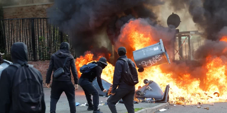 Estudiantes queman basura durante una protesta para exigir más recursos en las escuelas, en Lille, Francia, el 1 de octubre de 2026.