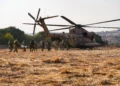 Equipos israelíes de seguridad y rescate evacúan heridos tras la explosión de una munición durante una excursión escolar cerca del kibutz Yiftah, el 12 de octubre de 2026.
