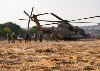 Equipos israelíes de seguridad y rescate evacúan a heridos cerca del lugar donde explotó una munición durante una excursión escolar, cerca de la frontera con el Líbano, el 12 de octubre de 2026. (Ayal Margolin/Flash90)