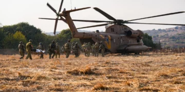 Equipos israelíes de seguridad y rescate evacúan heridos tras la explosión de una munición durante una excursión escolar cerca del kibutz Yiftah, el 12 de octubre de 2026.