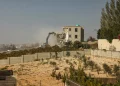 Excavadoras israelíes demuelen un edificio palestino en Hebrón el 23 de octubre de 2026.