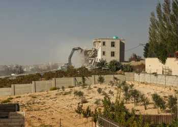 Excavadoras israelíes demuelen un edificio palestino en Hebrón el 23 de octubre de 2026.