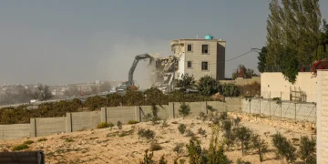Excavadoras israelíes demuelen un edificio palestino en Hebrón el 23 de octubre de 2026.