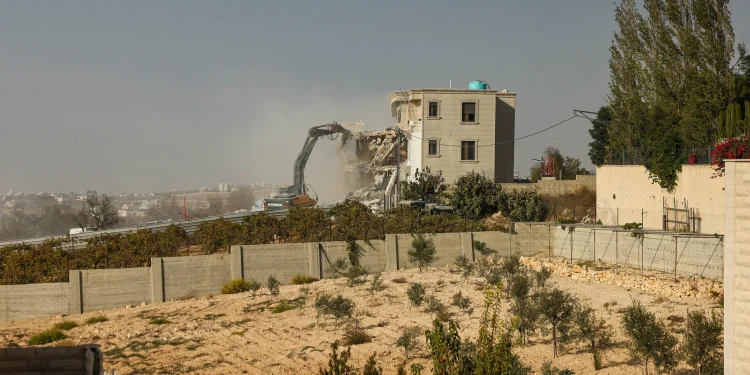 Excavadoras israelíes demuelen un edificio palestino en Hebrón el 23 de octubre de 2026.