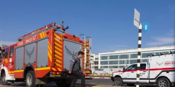 Equipos israelíes de bomberos y rescate en la fábrica de Intel de Kiryat Gat tras la explosión del 14 de octubre de 2026.