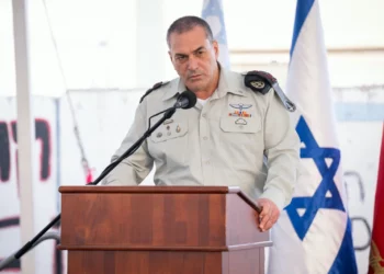 El jefe del Estado Mayor de las FDI, Eyal Zamir, habla en una ceremonia por los tres años del ataque del 7 de octubre en la Base de Zikim, el 5 de octubre de 2026.