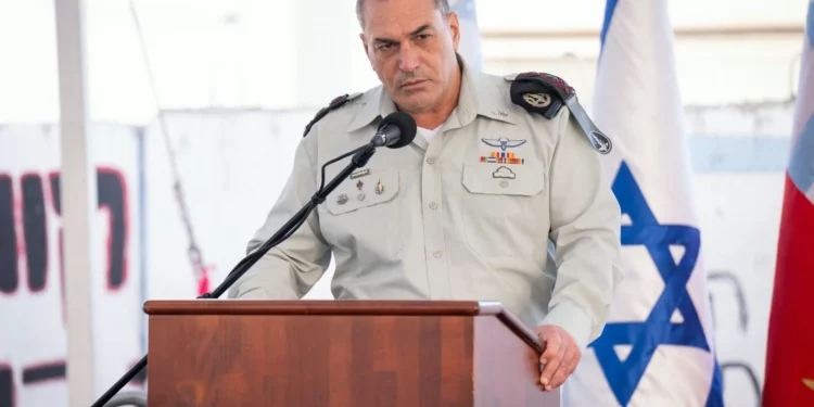 El jefe del Estado Mayor de las FDI, Eyal Zamir, habla en una ceremonia por los tres años del ataque del 7 de octubre en la Base de Zikim, el 5 de octubre de 2026.