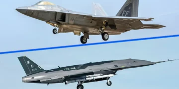 Un piloto de un caza F-22 Raptor da órdenes a un dron YFQ-44A Fury en una prueba de control táctico.