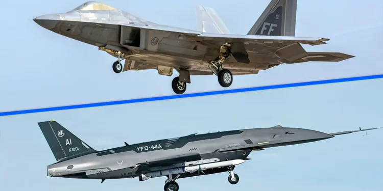 Un piloto de un caza F-22 Raptor da órdenes a un dron YFQ-44A Fury en una prueba de control táctico.