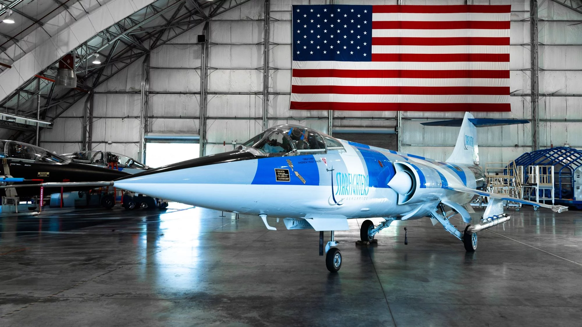 F-104 Starfighter con un prototipo de estatorreactor de combustible sólido de GE Aerospace bajo el ala izquierda