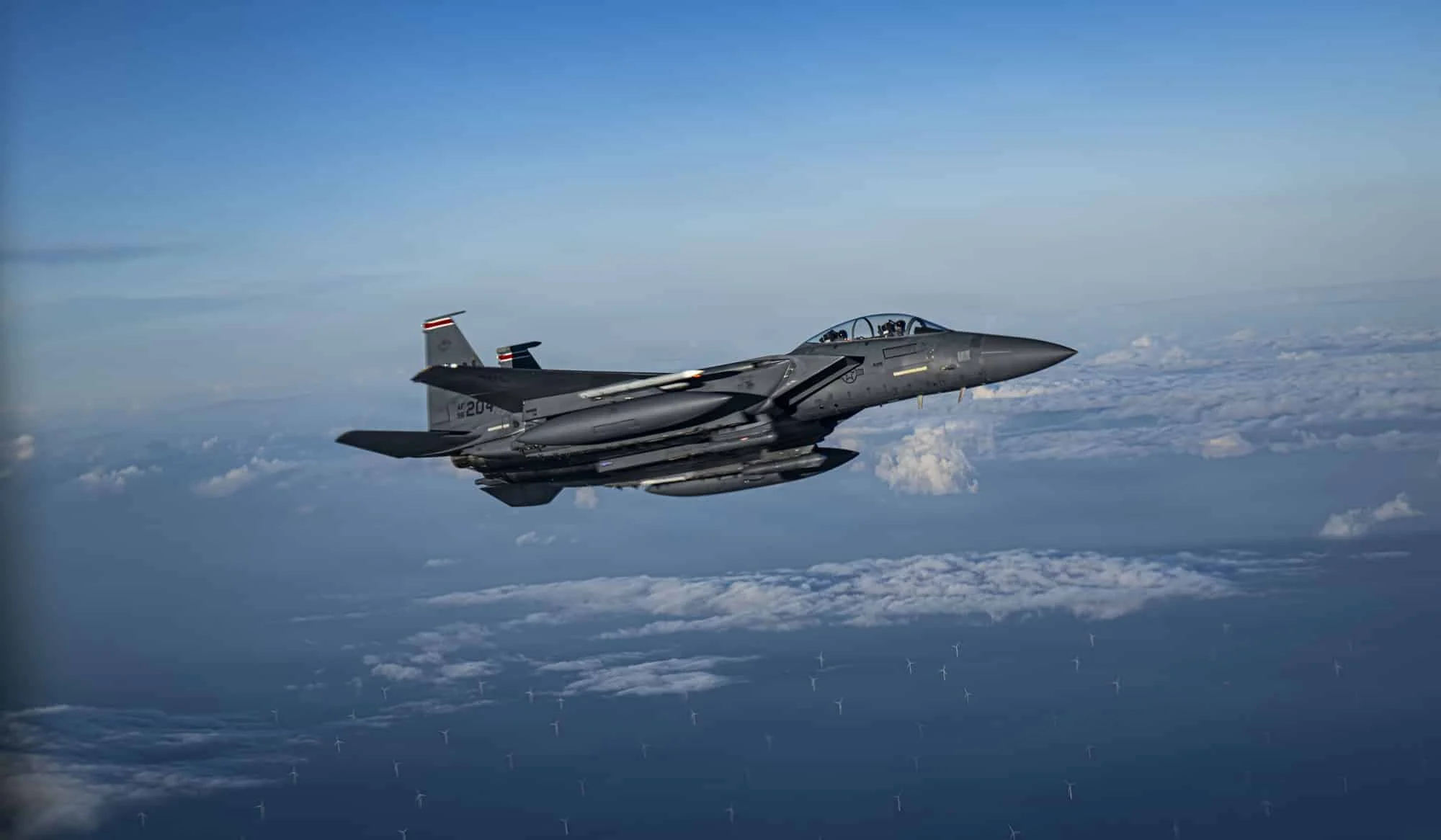 F-15E Strike Eagle junto a un avión cisterna KC-135 sobre el mar del Norte