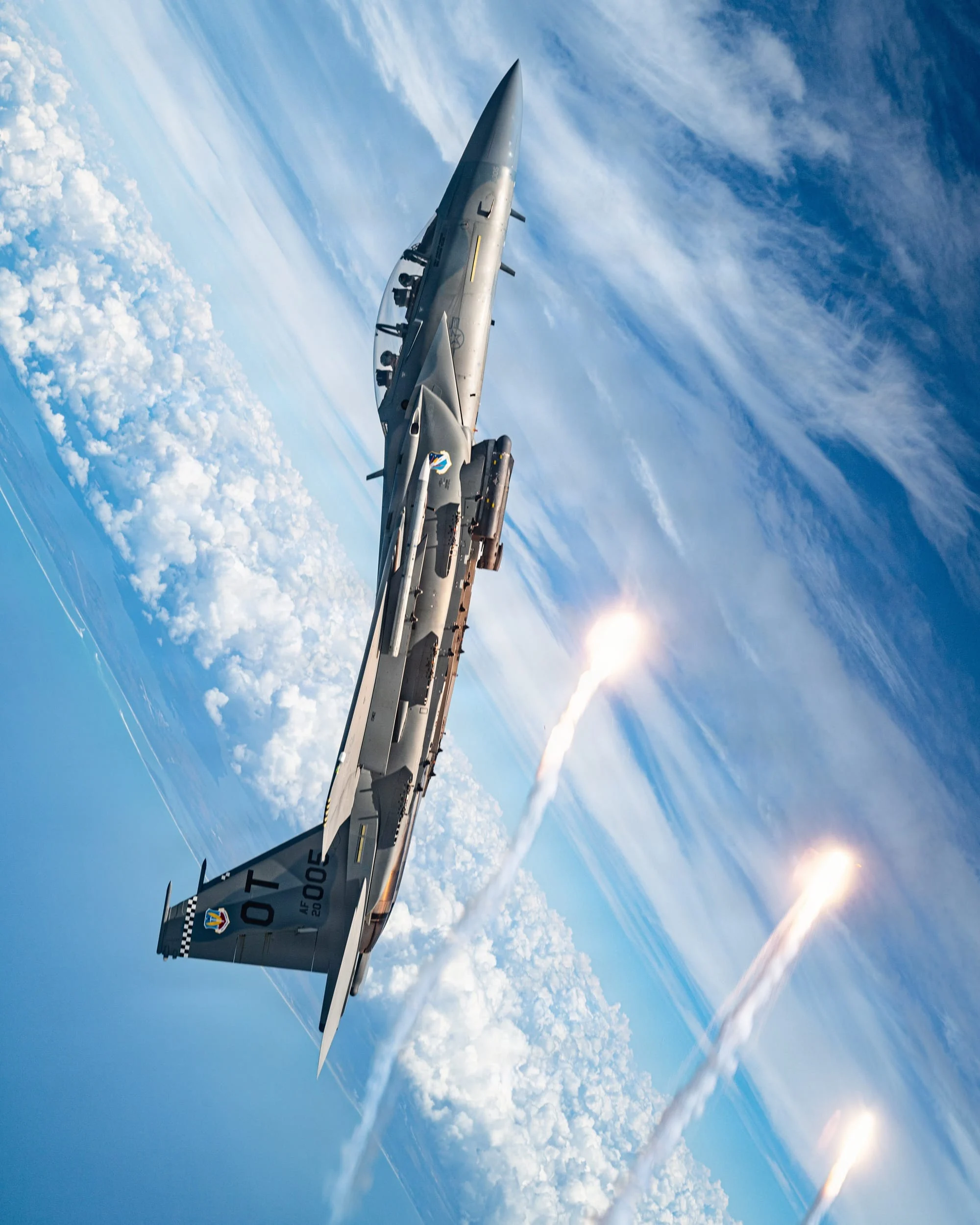 F-15EX Eagle II de la Fuerza Aérea de Estados Unidos que lanza bengalas sobre la costa del golfo