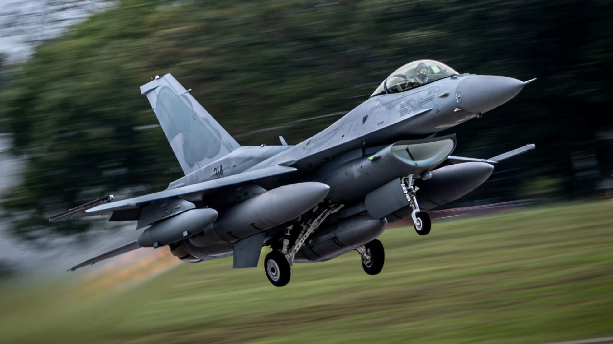 F-16 Block 70 destinado a Bulgaria que despega de Greenville