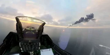 Un F-16 rumano dispara un misil AIM-9 Sidewinder contra un dron Geran-4