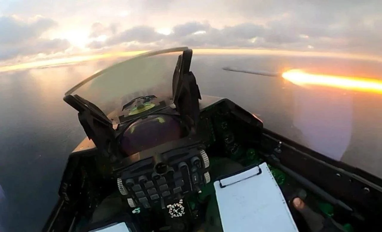 Un caza F-16 rumano dispara un misil AIM-9 Sidewinder contra un dron Geran-4 ruso