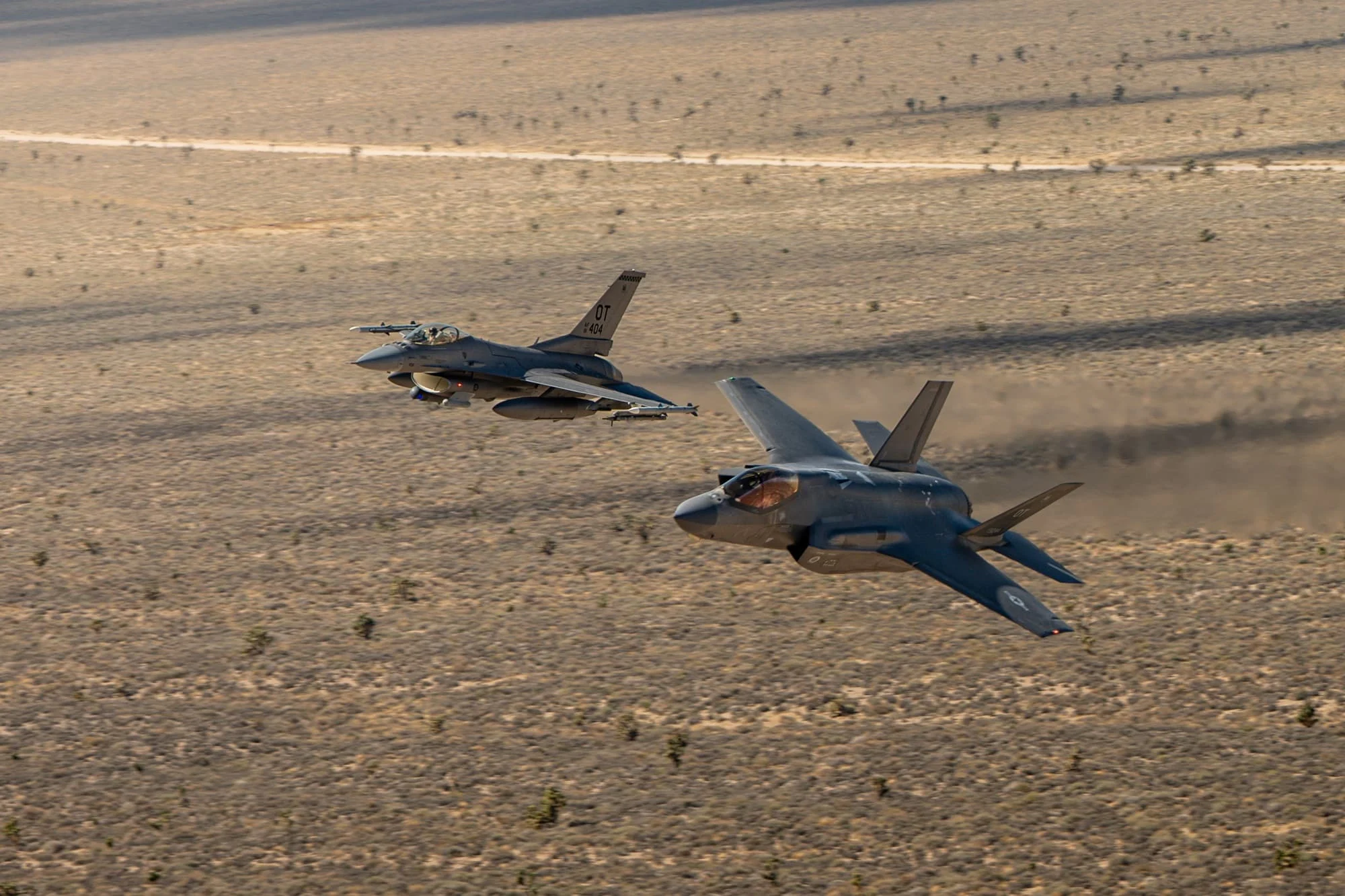Un F-16C Fighting Falcon y un F-35A Lightning II vuelven a Nellis