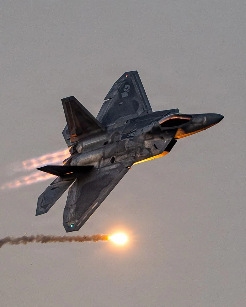 Piloto del equipo de demostración del F-22 Raptor sobre Virginia Beach