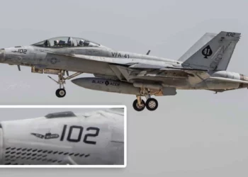 Un F/A-18F Super Hornet regresa con marca de submarino destruido