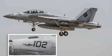 Un F/A-18F Super Hornet regresa con marca de submarino destruido