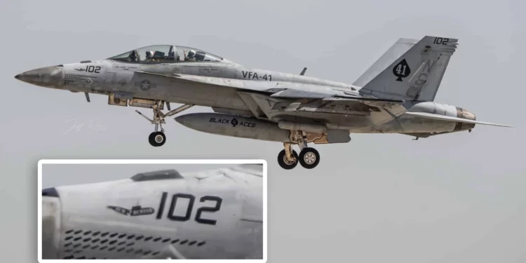 Un F/A-18F Super Hornet regresa con marca de submarino destruido