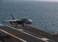 Un F/A-18 Super Hornet del escuadrón VFA-195 aterriza en el portaaviones USS George Washington en Oriente Medio, el 1 de octubre de 2026.