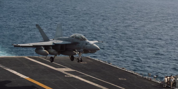 Un F/A-18 Super Hornet del escuadrón VFA-195 aterriza en el portaaviones USS George Washington en Oriente Medio, el 1 de octubre de 2026.