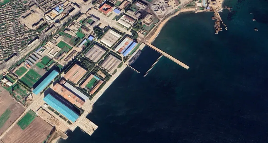 Vista satelital de la fábrica de submarinos de Pongdae, centro del desarrollo submarino norcoreano.