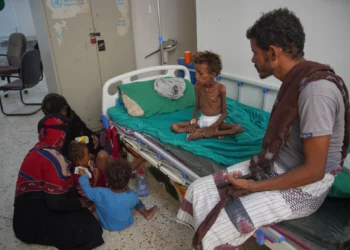 Mohammed al-Salami, desplazado con su familia desde Mokha, junto a su hijo Tarek, de 7 años, que presenta síntomas de desnutrición y recibe tratamiento en Buraiqa, Yemen, el 22 de septiembre de 2026.
