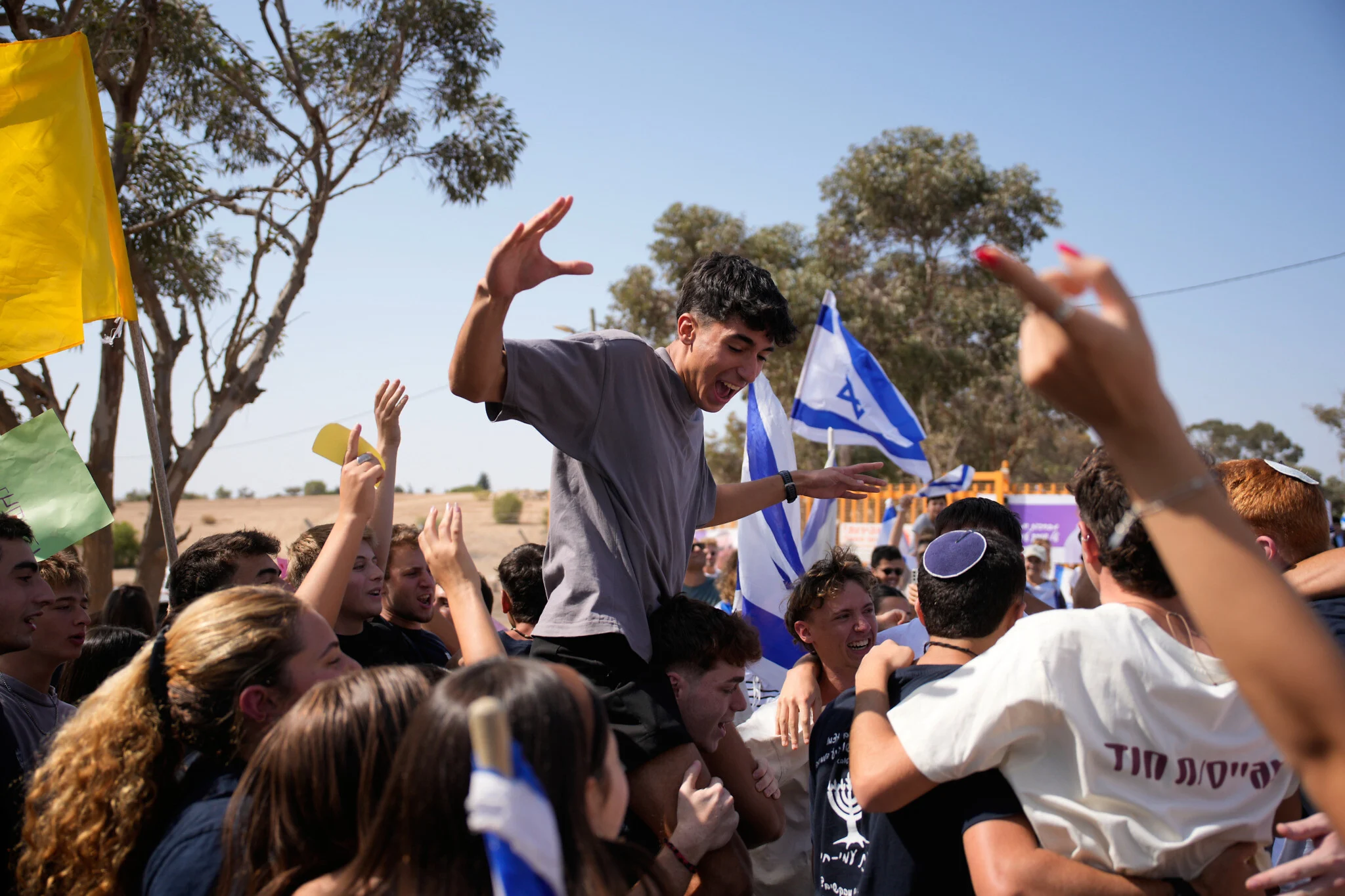 Preparativos para el regreso de Omri Miran Familiares y amigos celebran el regreso de Omri Miran al kibutz Kramim