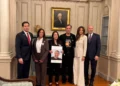 Ruby y Hagit Chen, padres del soldado Itay Chen, en un homenaje a los estadounidenses asesinados el 7 de octubre, junto a Marco Rubio y Howard Lutnick.