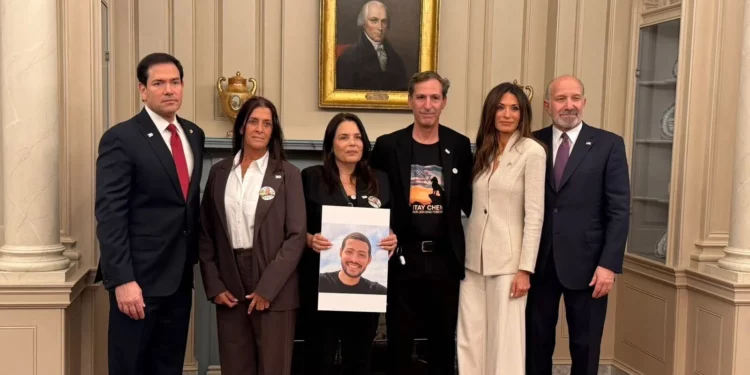 Ruby y Hagit Chen, padres del soldado Itay Chen, en un homenaje a los estadounidenses asesinados el 7 de octubre, junto a Marco Rubio y Howard Lutnick.