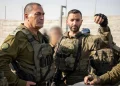 El jefe del Estado Mayor de las FDI, teniente general Eyal Zamir (izquierda), con oficiales en el lugar del ataque a tiros cerca de Hebrón, el 23 de octubre de 2026.