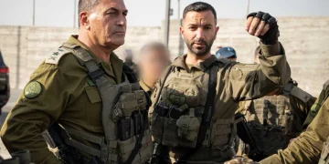 El jefe del Estado Mayor de las FDI, teniente general Eyal Zamir (izquierda), con oficiales en el lugar del ataque a tiros cerca de Hebrón, el 23 de octubre de 2026.