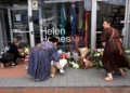 Personas depositan flores frente a la oficina de la diputada australiana Helen Haines en Wangaratta, el 20 de octubre de 2026