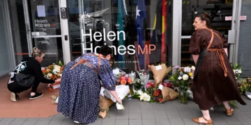 Personas depositan flores frente a la oficina de la diputada australiana Helen Haines en Wangaratta, el 20 de octubre de 2026