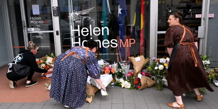 Personas depositan flores frente a la oficina de la diputada australiana Helen Haines en Wangaratta, el 20 de octubre de 2026