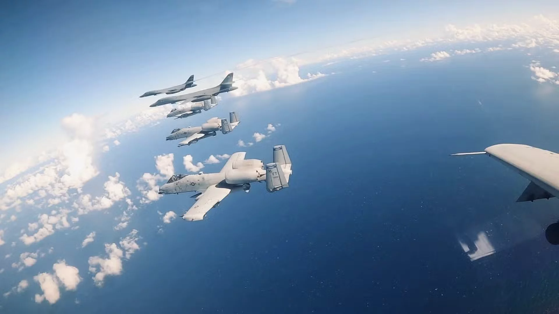 Formación de bombarderos B-1B Lancer y aviones A-10C Thunderbolt II sobre el mar de Filipinas el 9 de noviembre de 2022