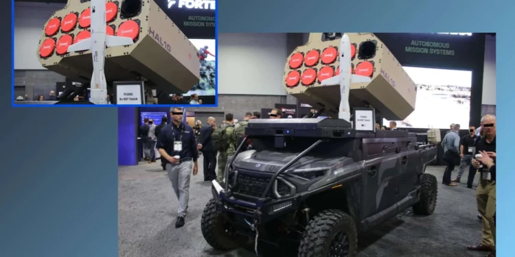 Vehículo terrestre autónomo MESA de Forterra equipado con el lanzador HAL10 de diez celdas para interceptores VESPID Mk 1.
