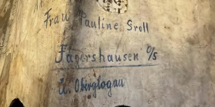 Reverso del fragmento de la Torá ofrecido en subasta en Noruega, con una dirección escrita a mano en alemán