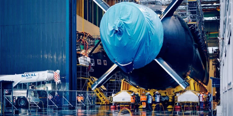 El submarino nuclear de ataque Rubis (S639), quinto de la clase Suffren, durante su traslado a la instalación de botadura de la dársena Cachin en Cherburgo, el 16 de octubre de 2026.
