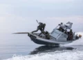 Operadores de embarcaciones especiales del Marinejegerkommandoen noruego entrenan operaciones marítimas en condiciones árticas frente a la costa de Noruega.
