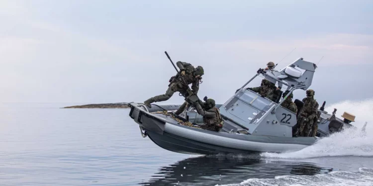 Operadores de embarcaciones especiales del Marinejegerkommandoen noruego entrenan operaciones marítimas en condiciones árticas frente a la costa de Noruega.