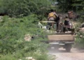 Soldados del gobierno yemení respaldado por Arabia Saudí viajan en una camioneta cerca del frente de Jabal Han, al oeste de Taiz, el 3 de octubre de 2026.